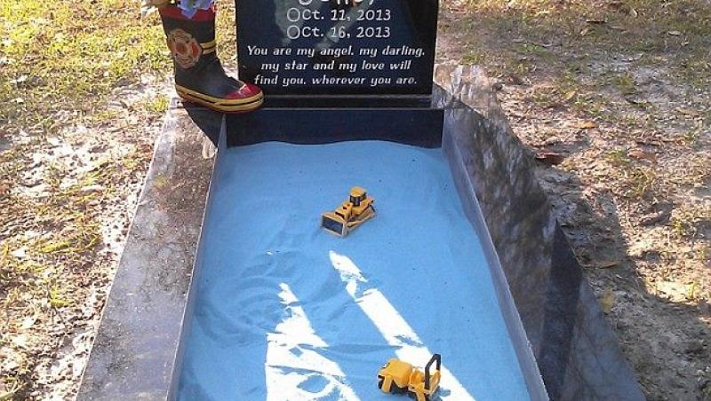 A făcut loc de joacă pe mormântul fiului decedat pentru ca frățiorul să-l 