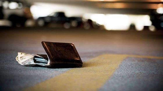 Trebuie să vezi asta! Ce fac oamenii c&acirc;nd văd că unui om i-a scăpat portofelul pe stradă