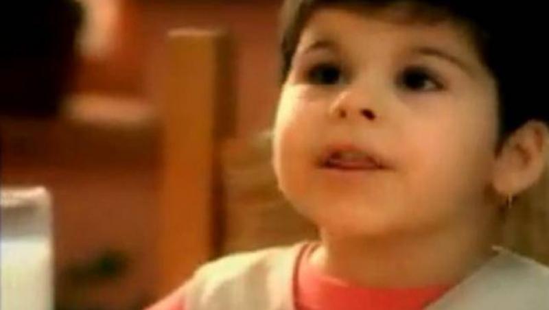 VIDEO: Ţi-o aminteşti? Fetiţa din reclama la salam săsesc REVINE, după 12 ani, într-un spot publicitar