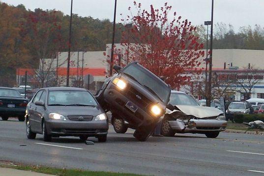 La un pas de moarte! Cele mai spectaculoase accidente rutiere (VIDEO)