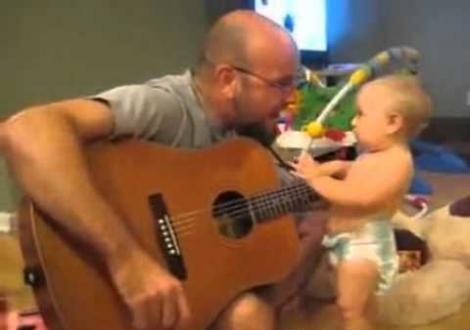 VIDEO! Nu-ți va veni să crezi ce cântă acest bebeluș
