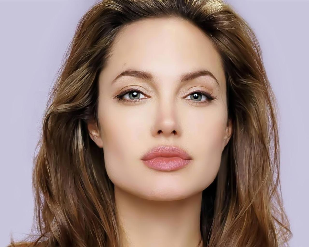 Rom&acirc;ncele, adevărate dive de Hollywood: Vor buze ca ale Angelinei Jolie!