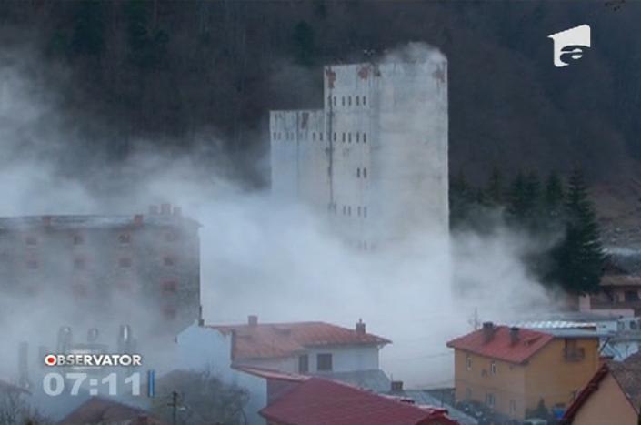 Riscă să răm&acirc;nă fără locuinţă! C&acirc;ţiva oameni din Azuga, ameninţaţi de un siloz şubrezit