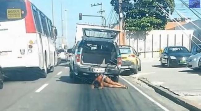 Trei poliţişti au &icirc;mpuşcat o femeie, apoi i-au t&acirc;r&acirc;t cadavrul pe străzile din Rio de Janeiro