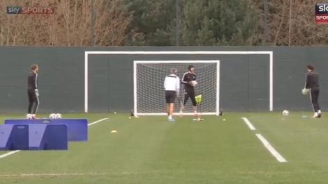 VIDEO: Pregătire cu mingi de tenis! Cech are parte de un antrenament special la Chelsea