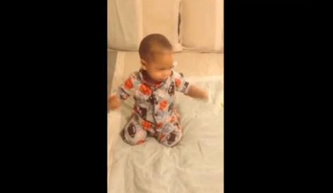 VIDEO! Un bebeluș se trezește cel mai vesel când îl aude pe Bruno Mars