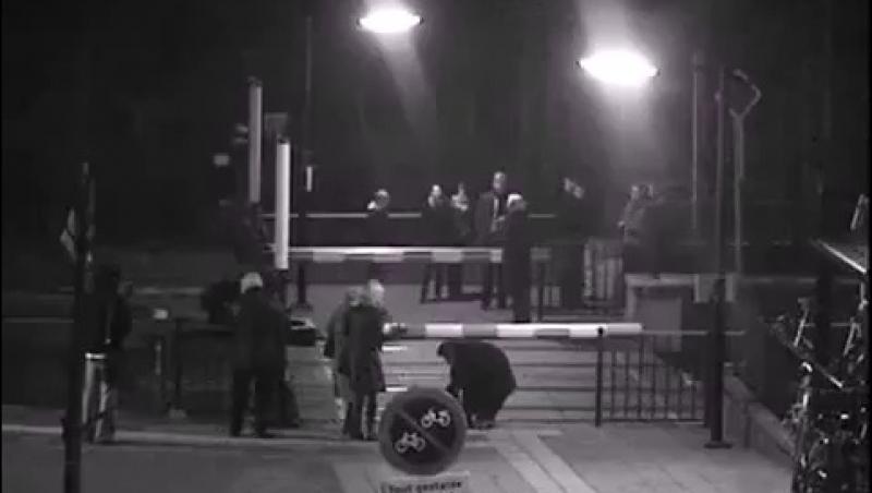 VIDEO! O femeie a scăpat milimetric de impactul cu un tren