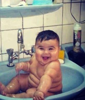 Creşte &icirc;ntr-o zi c&acirc;t alţii &icirc;n trei! Bebeluş de 8 luni şi 20 de kilograme