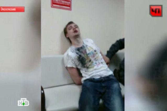 Beat şi drogat a &icirc;nceput să muşte stewardesele din avion