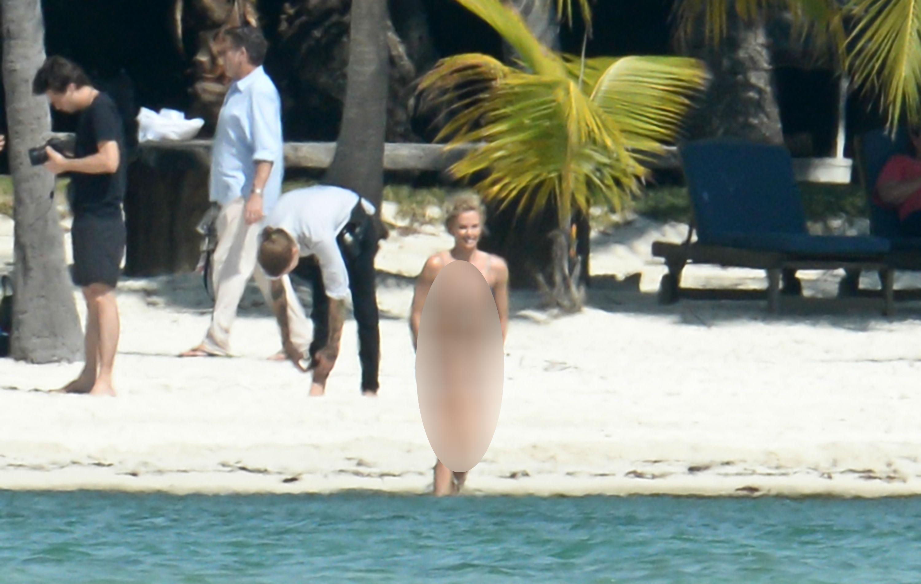 Cum arată Charlize Theron &icirc;n costum de baie?