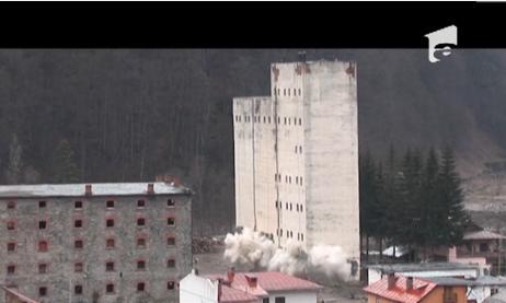 A treia oară e cu noroc! Silozul din Azuga a fost, &icirc;n sf&acirc;rşit, demolat!