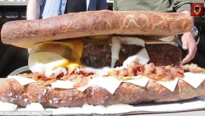 Cum arată sandwich-ul de 80.000 de calorii! Arnold Schwarzenegger a gustat din el!