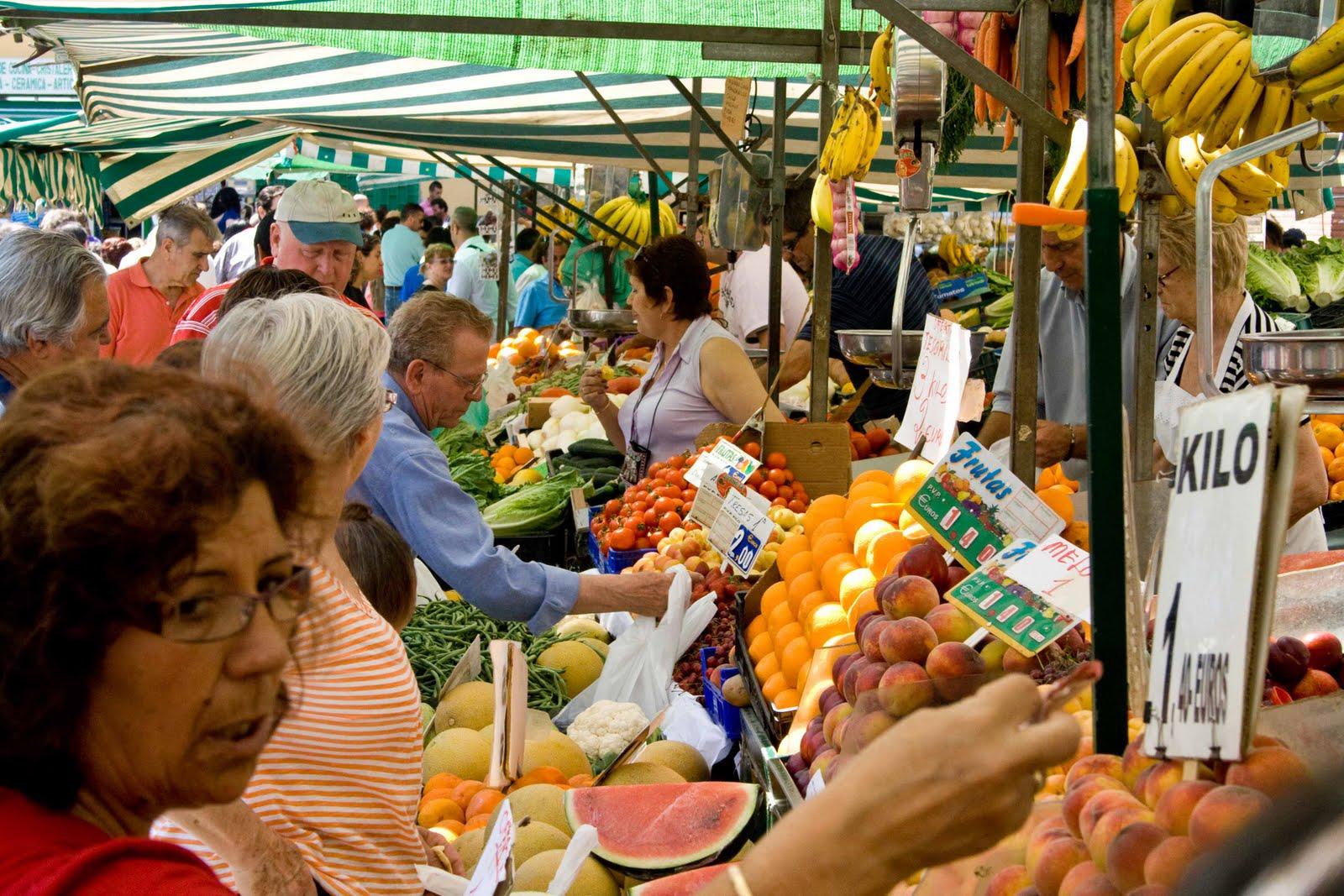 Cocktail de microbi la tarabe! Produsele din pieţele bucureştene sunt depozitate &icirc;n condiţii mizere!