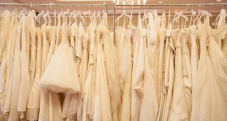 Buluc la rochii de mireasă, la Târgul Naţional de Nunţi din Bucureşti