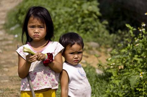 Se întâmplă în Vietnam: copiii sunt duşi la şcoală în saci de plastic!
