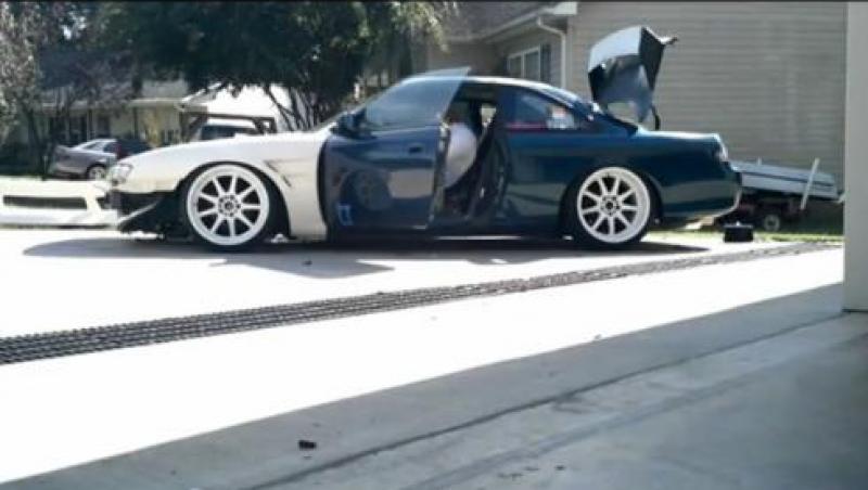 VIDEO: Te doare sufletul! A vrut să-şi pornească maşina de fiţe, dar i-a luat foc motorul