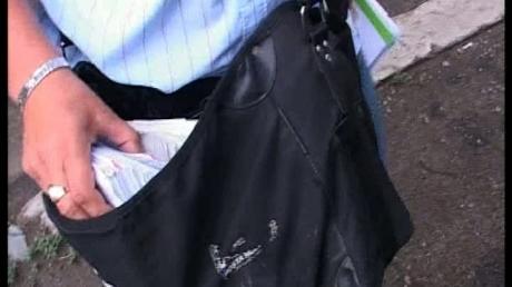 Atacată &icirc;n plină zi: Poştăriţă prădată de 5.000 de lei