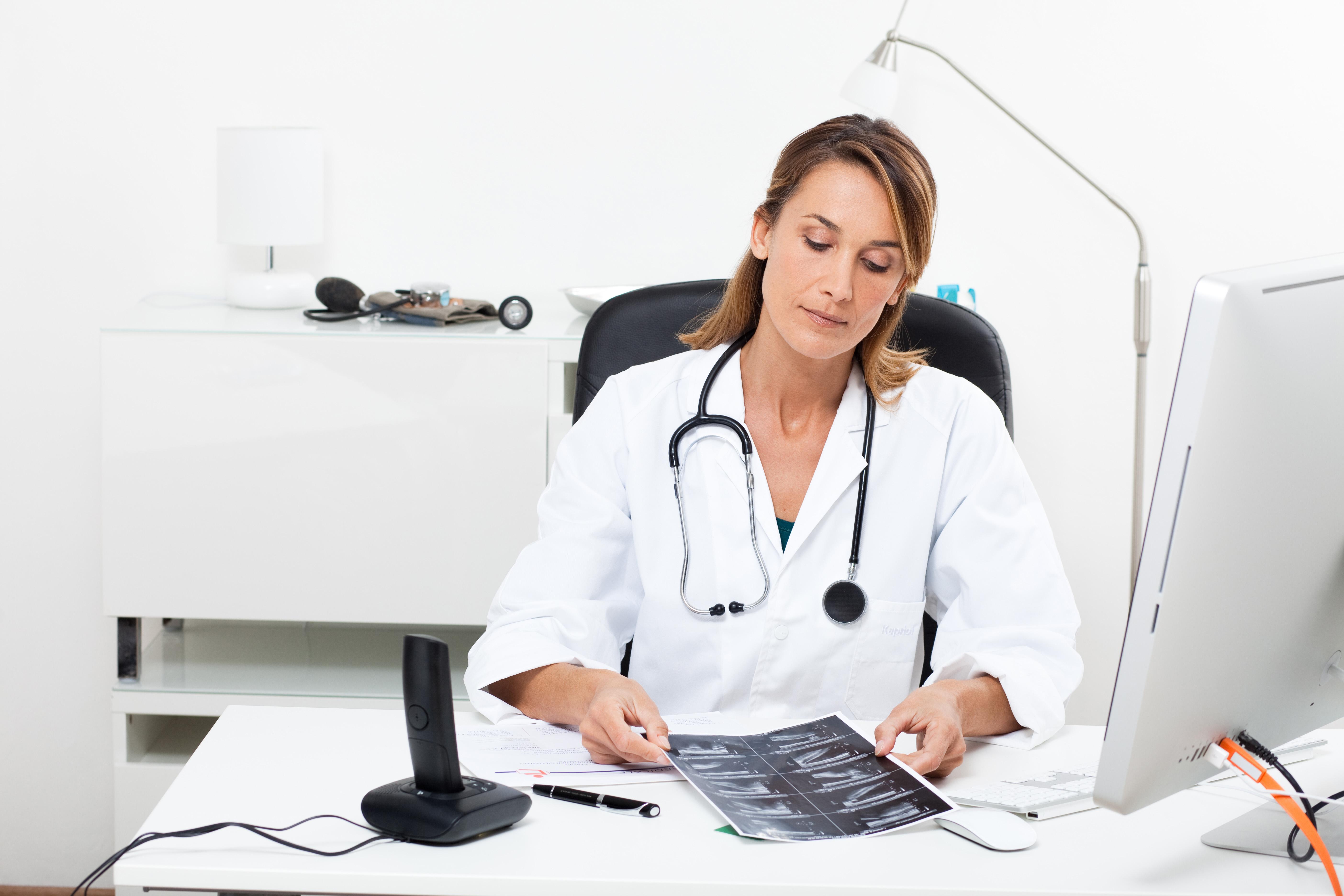 Salariile medicilor din Cuba vor crește la 67 de dolari, după o dublare