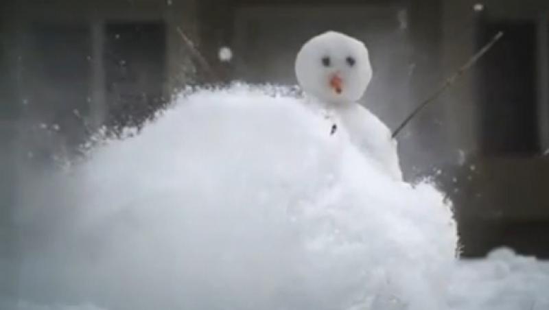 Nou ritual de alungat iarna: Pui explozibil într-un om de zăpadă!