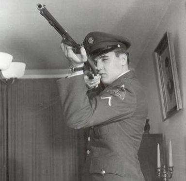 Elvis Presley şi pasiunea sa pentru muzică şi arme de foc!