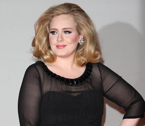 Adele are și o varinată masculină? Și e cerșetor? (VIDEO)