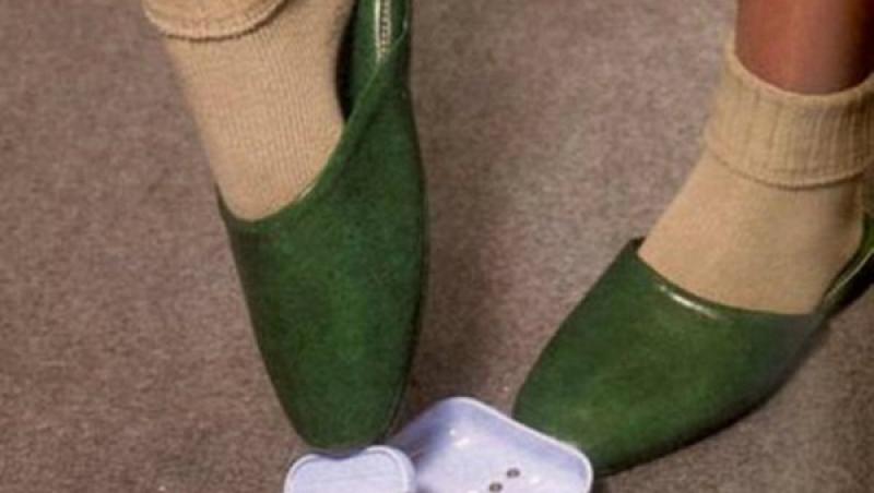 Cele mai CIUDATE INVENȚII din lume: Pantofi cu rotițe și papucii cu mătură și făraș
