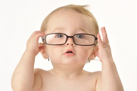 Ai grijă de copilul tău! Iată ce trebuie să știi despre primul consult oftalmologic!