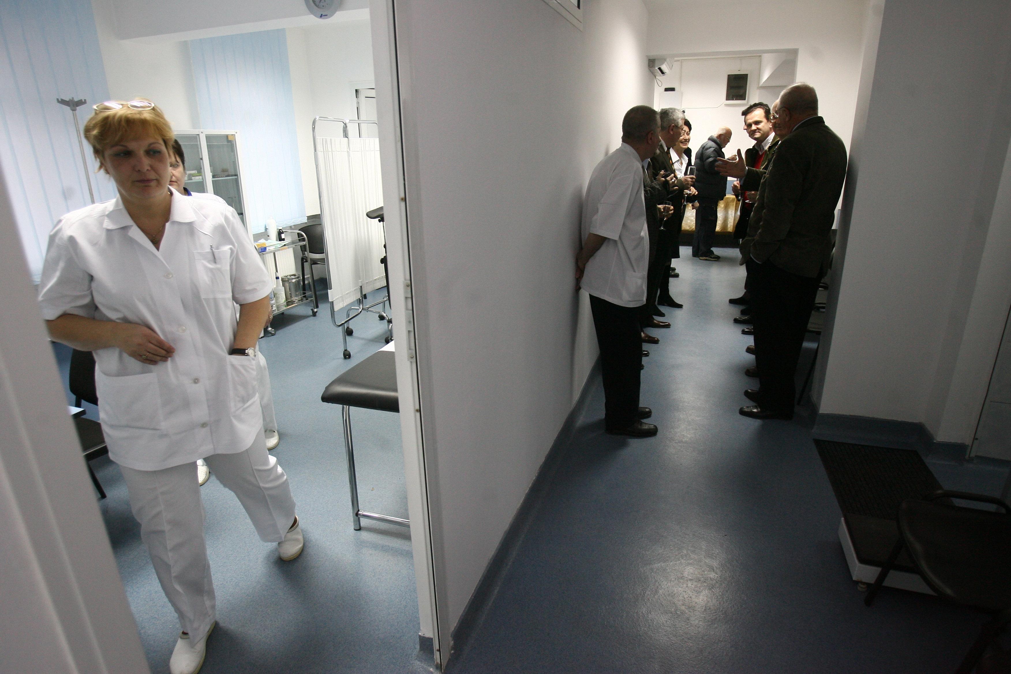 Un bărbat umblă cu o furculiţă &icirc;n g&acirc;t de două zile