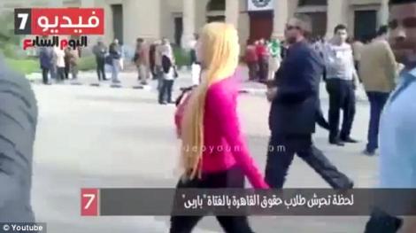 Blonda de la drept! Reacţia ŞOCANTĂ a unor egipteni când văd o tânără mult prea sexy în campusul universitar