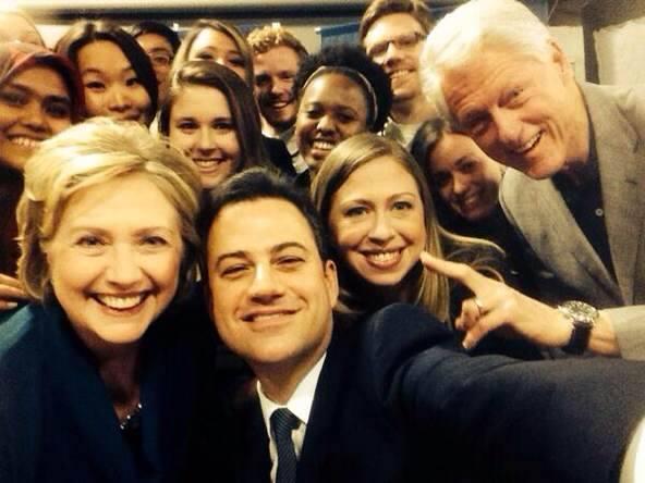 Competiție &icirc;ntre SELFIE-uri! Membrii familiei Clinton depășesc vedetele de la Oscar! Uite cum s-au pozat!
