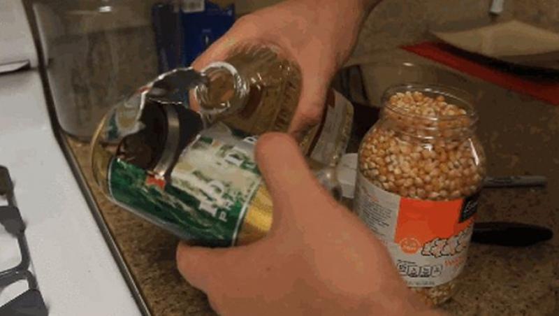 Inventivitate fără margini! Cum să faci popcorn într-o cutie de bere...