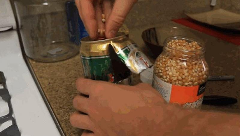 Inventivitate fără margini! Cum să faci popcorn într-o cutie de bere...