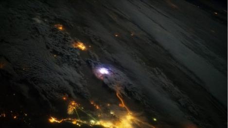 Imagini spectaculoase! Cum se văd fulgerele în spaţiul cosmic