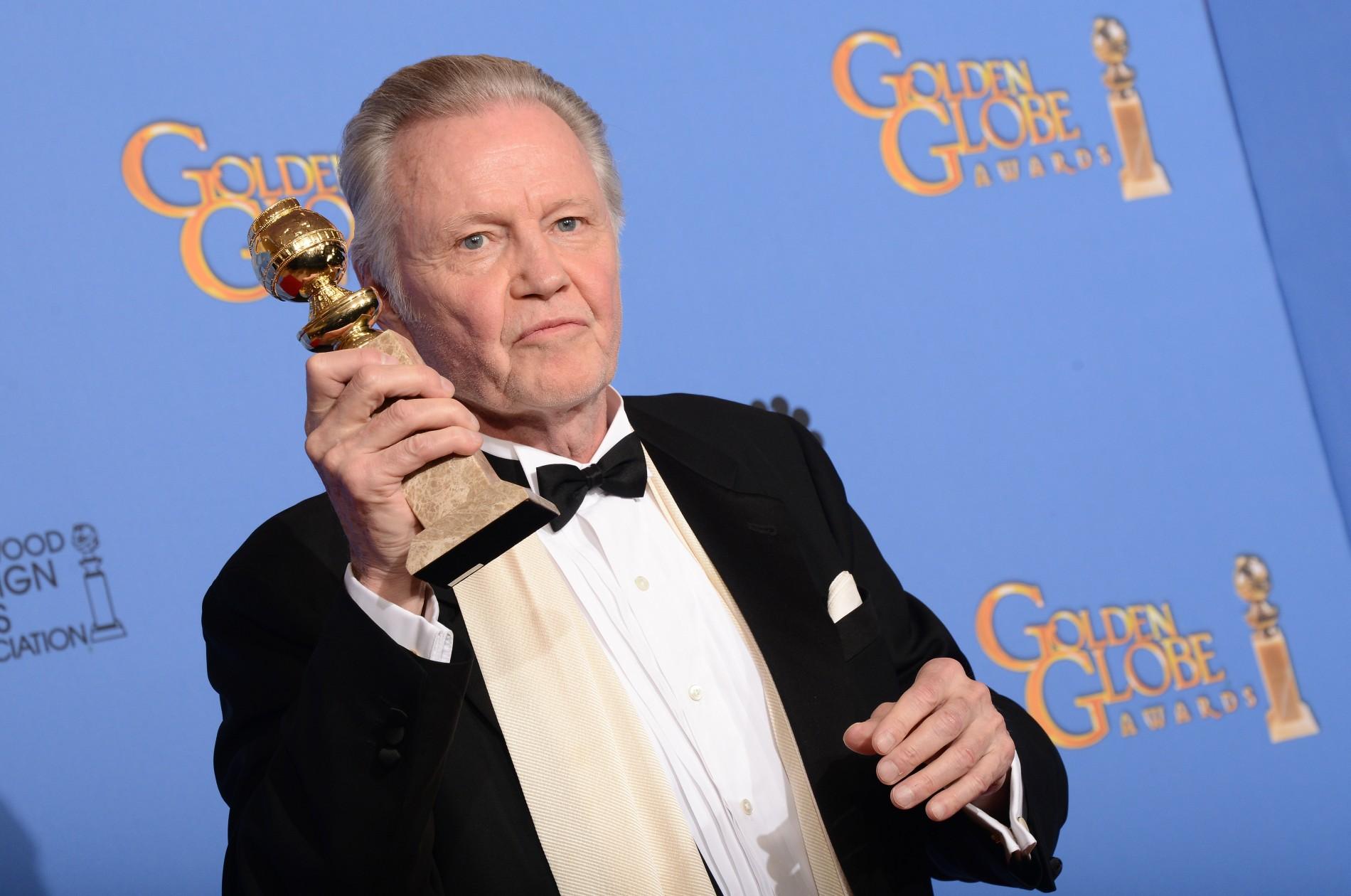 Tatăl Angelinei Jolie s-a &icirc;ndrăgostit ! O jurnalistă rom&acirc;ncă l-a cucerit cu un z&acirc;mbet !