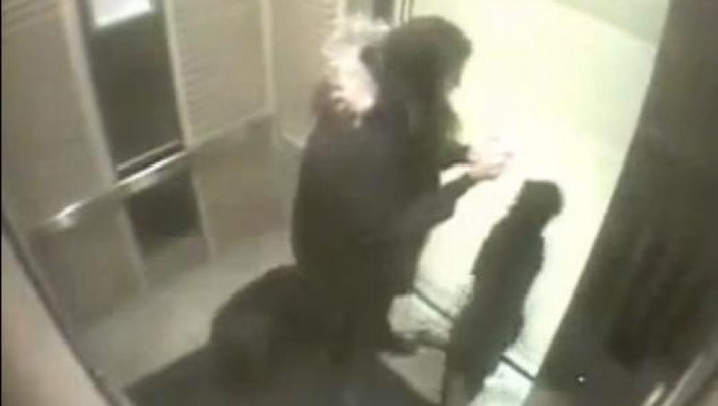 E uimitor ce a păţit acest câine după ce lesa i s-a prins între uşile liftului