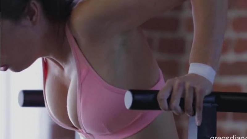 Ce piept are frumuşica aceasta! Înnebuneşti când o vezi cum trage de fiare!