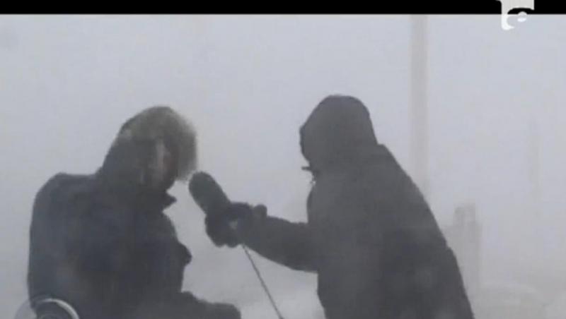Reporteri luaţi de vânt în timpul unei transmisiuni în direct
