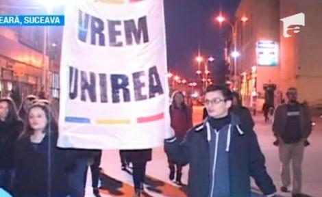 Zeci de tineri au mărşăluit pe străzile Sucevei şi au cerut unirea Basarabiei cu România