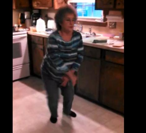 Cel mai tare VIDEO, cea mai COOL bunicuţă: Dansează fabulos pe "Ice Ice Baby"!