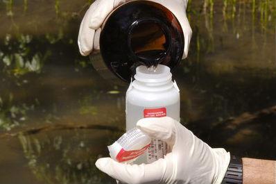 700.000 persoane au folosit timp de trei ani apă poluată cu deşeuri industriale