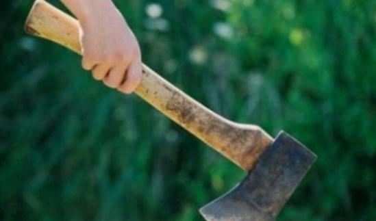 A vrut să-și facă dreptate. A dat năvală peste angajaţii primăriei, &icirc;narmat cu un topor !!!