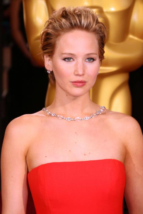 VIDEO! Jennifer Lawrence a comis-o din nou! Actrița a căzut pe covorul roșu la Oscaruri