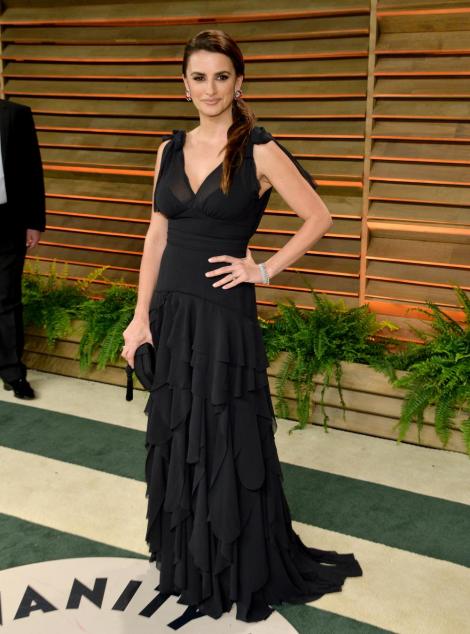 Actriţa Penelope Cruz a ales să poarte o rochie H&M la petrecerea Vanity Fair