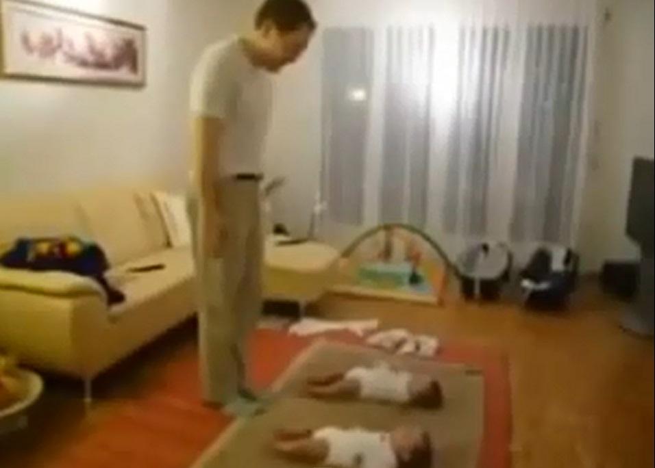Vei r&acirc;de &icirc;n hohote! Bebeluși care dansează asemeni tatălui lor