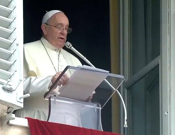 Papa Francisc, surprins pe camerele video c&acirc;nd &icirc;njura!