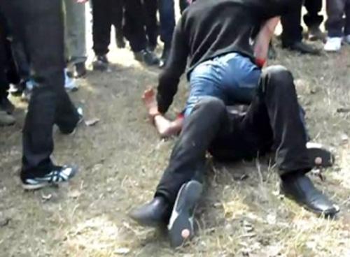 N-o să crezi ce le cere colegilor de clasă! Un copil se comportă precum un infractor.