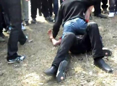 N-o să crezi ce le cere colegilor de clasă! Un copil se comportă precum un infractor.