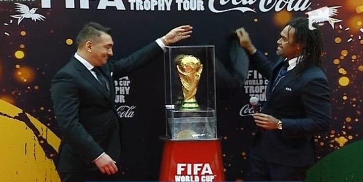 Trofeul Cupei Mondiale FIFA 2014 a sosit &icirc;n Bucureşti