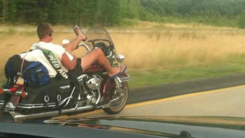 FOTO: Asta înseamnă şmecherie... sau nebunie? Cum (NU) se conduce o super motocicletă