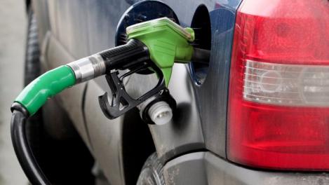 Carburanții se scumpesc cu circa 40 de bani pe litru de la 1 aprilie, după aplicarea accizei suplimentare de 7 eurocenți
